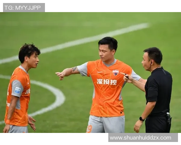 深圳足球队团队协作引发热议球迷对战术配合和球员默契提出质疑